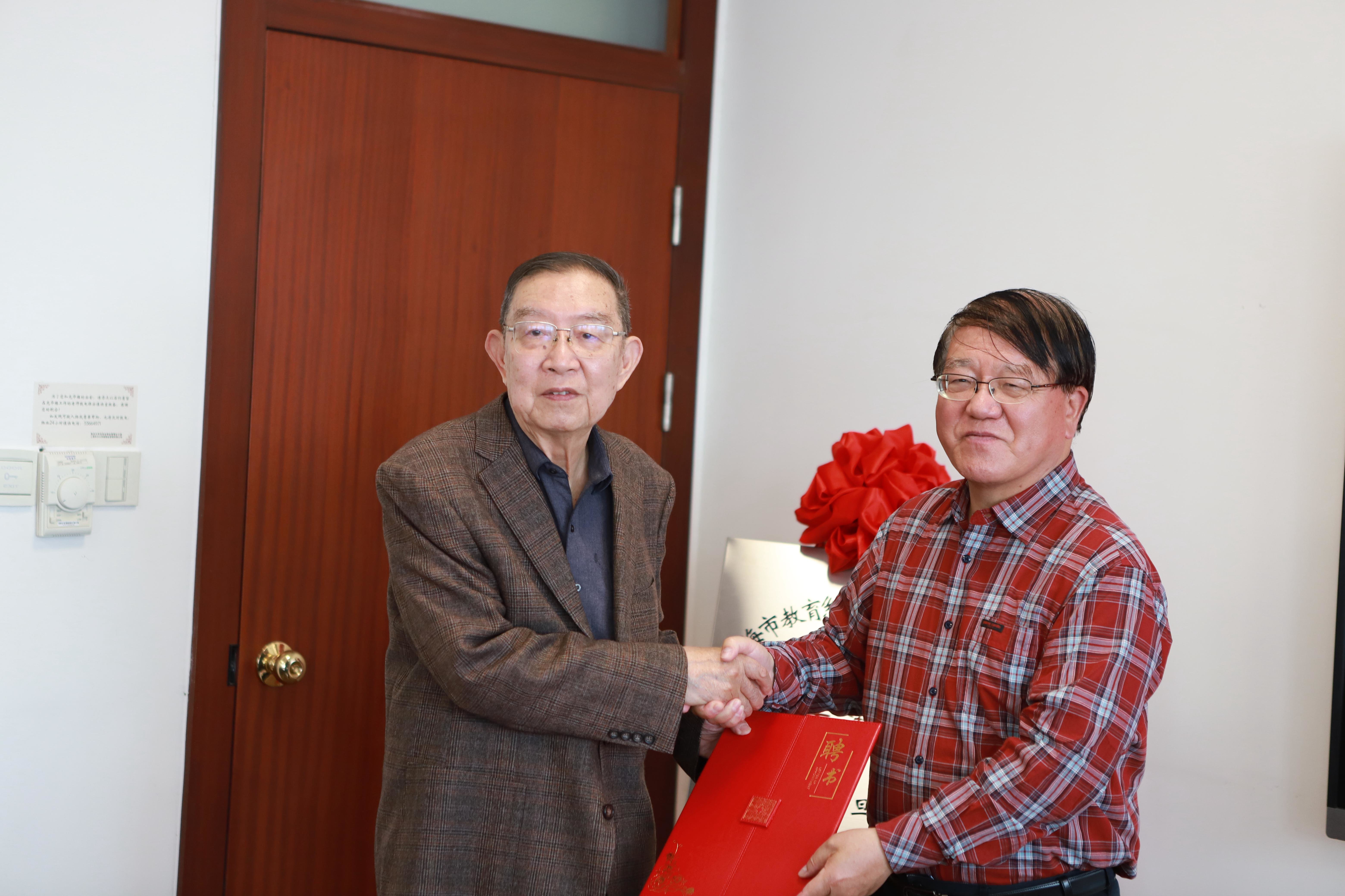 5.市教育系统关工委主任李宣海向李大潜院士颁聘书(谈乐达 摄).jpg