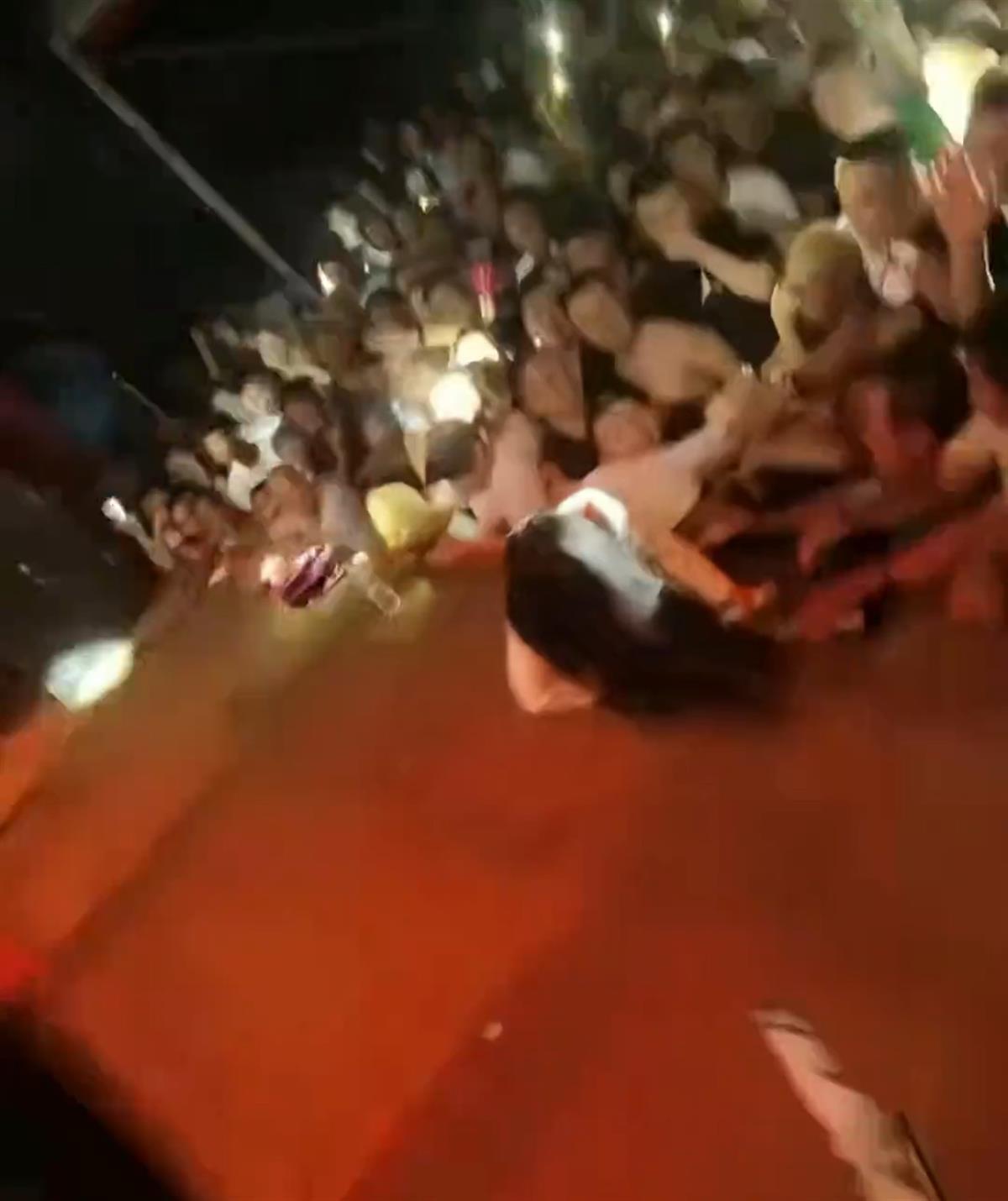 女歌手被观众拖下舞台（视频截图）