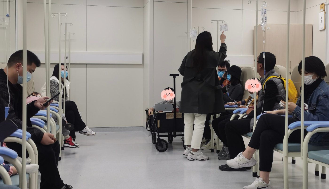 在首都儿科研究所，前往急诊室、输液室的患儿及家属。孔天骄摄