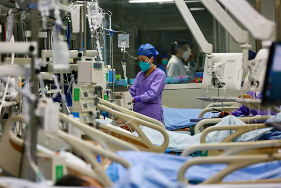 2022年12月31日，四川省遂宁市中心医院重症医学科ICU医务人员，正在紧张救治新冠病毒感染危重病患者。视觉中国供图