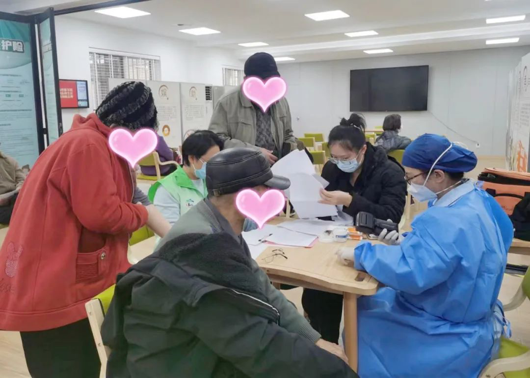 2022年12月，上海长宁程家桥街道的老人在接种疫苗。