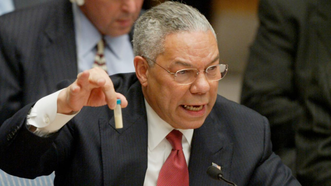 ▲时任美国国务卿鲍威尔在联合国会议上拿出一管白色粉末，声称是伊拉克研制“大规模杀伤性武器”的证据。