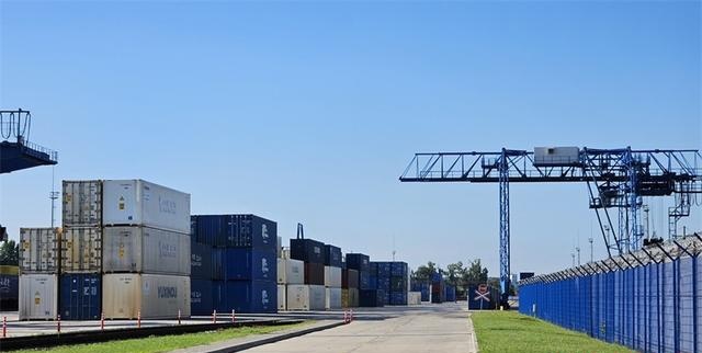 来自中国重庆的集装箱货物等待换装。人民网记者 王震摄