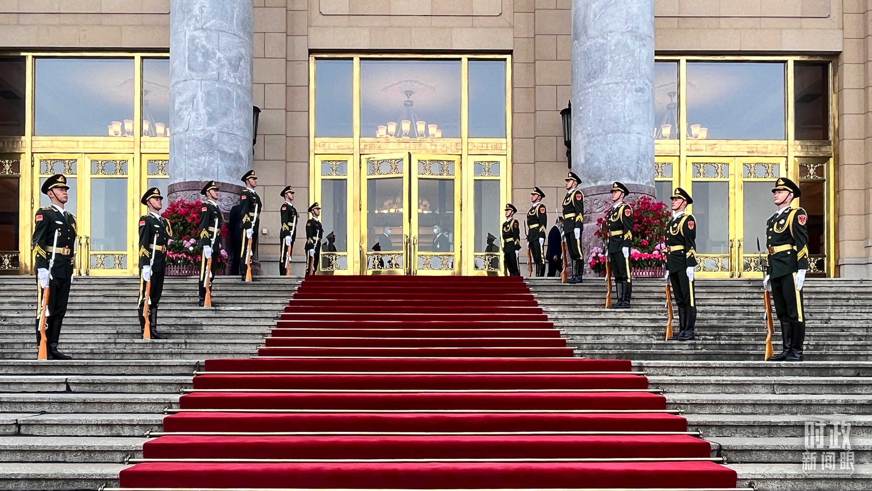 △ 2023年10月17日至20日，习近平主席在北京人民大会堂密集会见了26位外方领导人。图为礼兵列队迎接贵宾。（总台央视记者张垚拍摄）