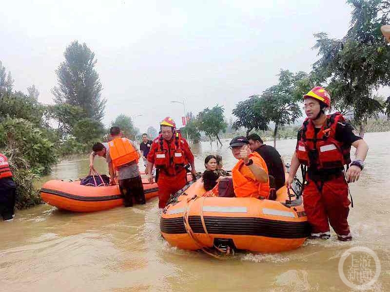 ▲潍坊雷霆救援队正在救人。
