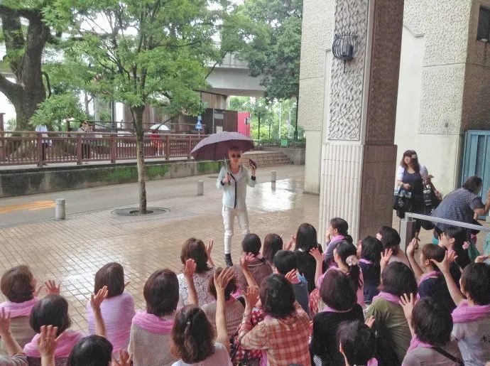 · 粉丝们在宝塚大剧院前蹲点追星，男役（撑伞者）尤其受欢迎。