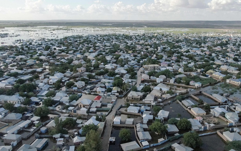 当地时间2023年5月13日，航拍索马里贝莱德温的洪水。在过去创纪录的四个月里，由于干旱、冲突和洪水的相继袭击，超过100万索马里人流离失所。