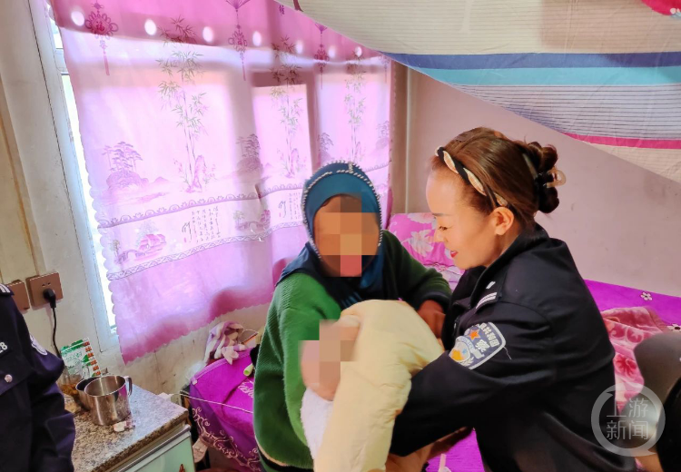 10月9日，民警将男婴交还给其母亲。化隆县公安局
