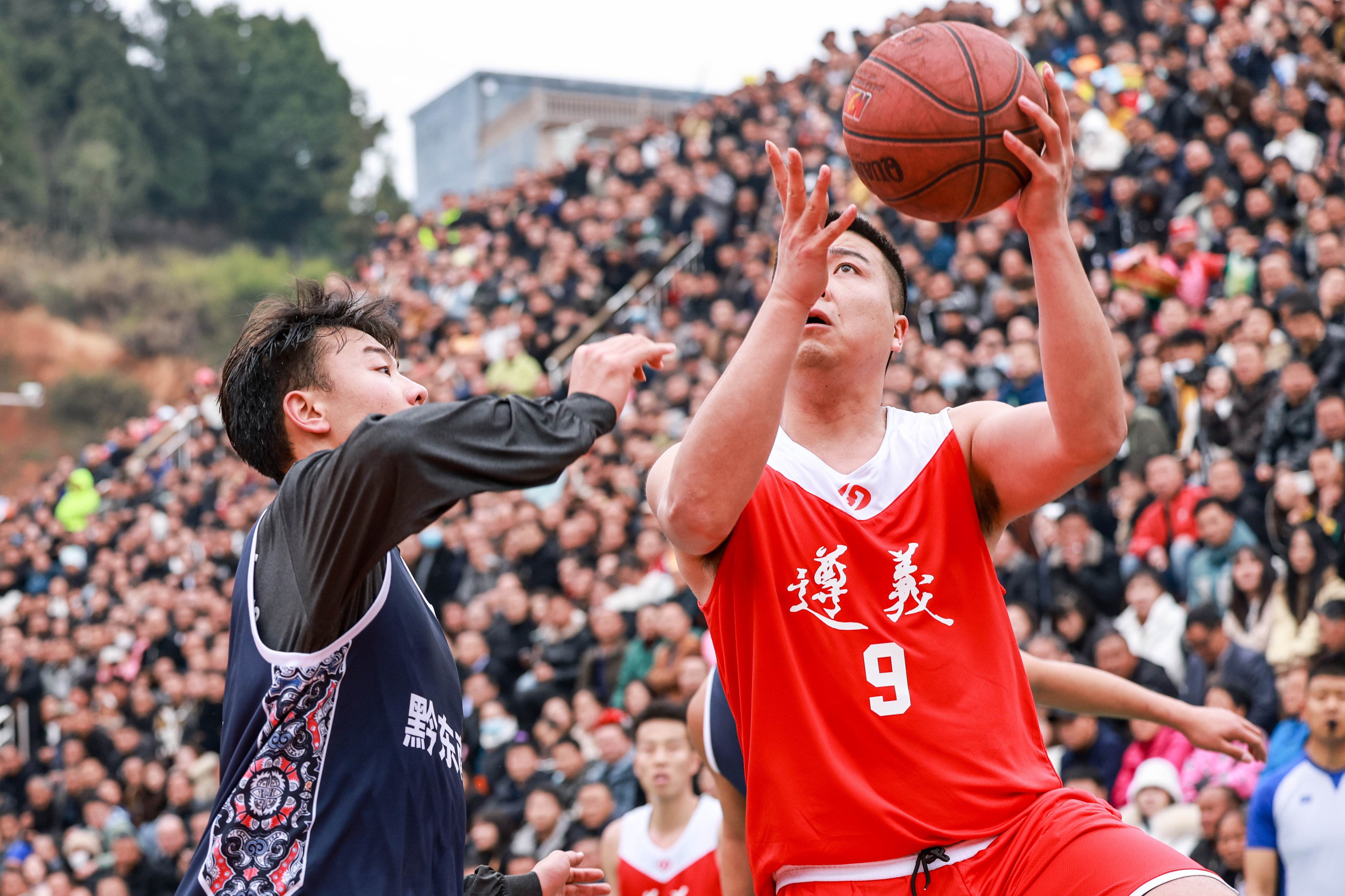 3月27日,遵义市代表队球员冯宁(右)在比赛中。新华社记者 欧东衢 摄