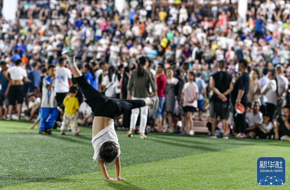 ↑6月9日，小朋友在贵州“村超”足球比赛半场休息时间展示体操。 新华社记者 杨文斌 摄