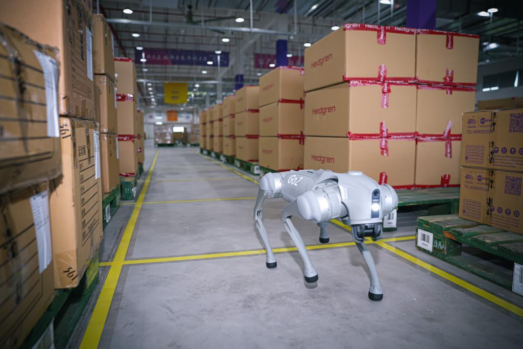 9月13日，机器狗在杭州亚运会物流中心内执行巡检工作。新华社记者 江汉 摄