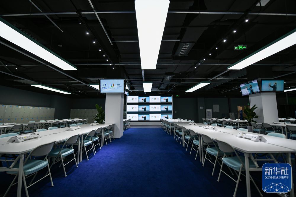 ↑这是7月13日拍摄的成都大运会主媒体中心媒体工作间的摄影记者工作区。新华社记者 王曦 摄