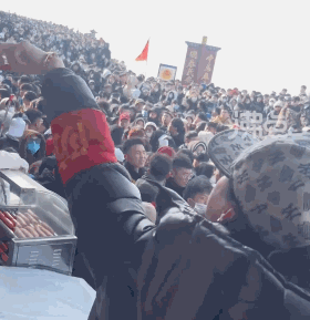 3月25日，泰山门票免费的最后一个周末，景区已经开始进行限流工作。/ 微博@沸点视频