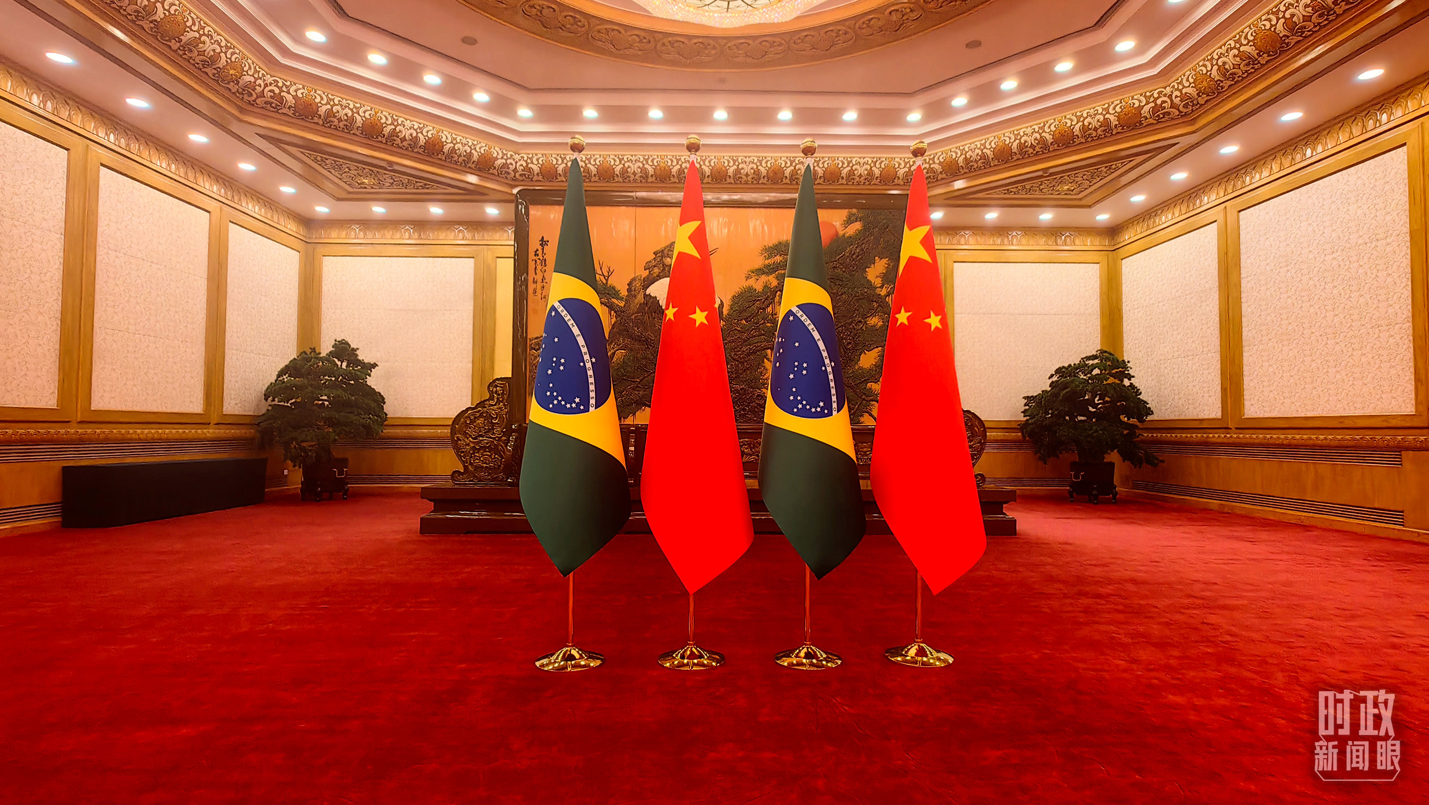 △会谈现场的中巴两国国旗。（总台央视记者史伟拍摄）