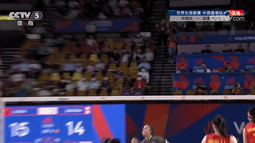 中国女排在比赛中。