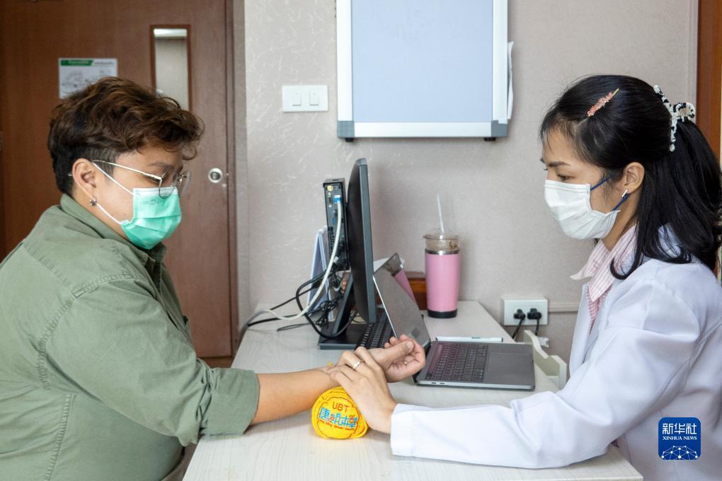 7月21日，在泰国曼谷岐黄泰国中医药中心，一名医生在为患者诊脉。新华社记者 林昊 摄