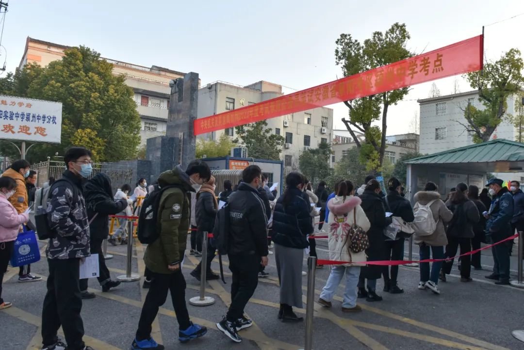 ▲2023年1月8日,在安徽省阜阳考区颍州中学“国考”考点,考生进场参加考试。图/IC photo