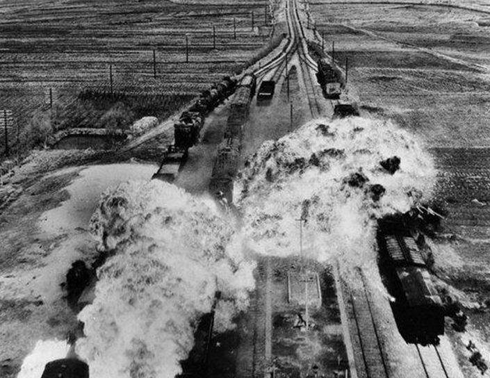 美军航空兵袭击朝鲜铁路