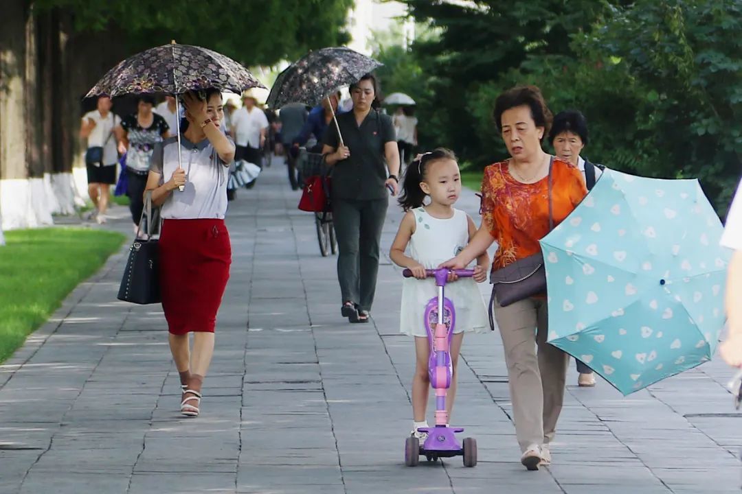 8月8日，朝鮮平壤街頭的行人。圖/新華視覺