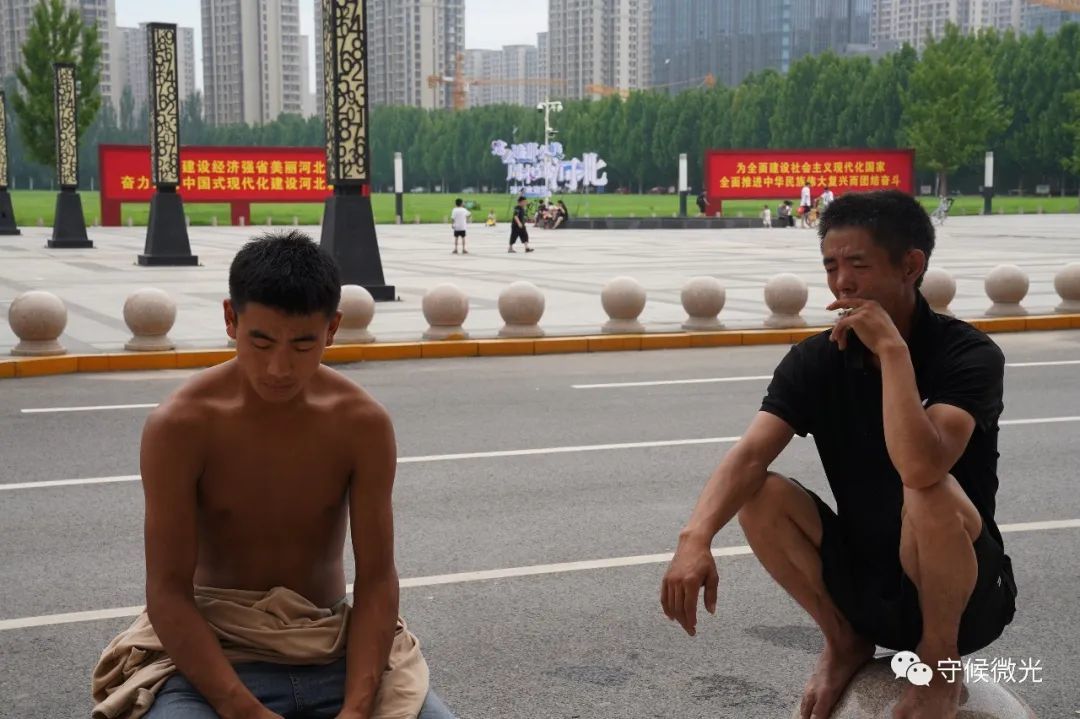 8月5日早晨，河北涿州东站门外，来自凉山的彝族工友们准备买高铁票离开。有人准备去石家庄，也有的人联系上了北京的工头，准备前去寻找机会。中青报·中青网记者 李峥苨/摄