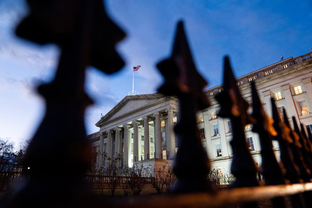 这是1月20日在美国首都华盛顿拍摄的财政部大楼。（新华社记者刘杰摄）