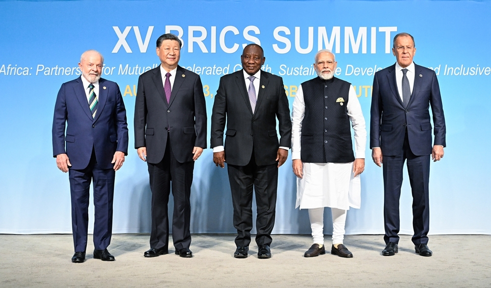 这是会晤期间，五国领导人集体合影。