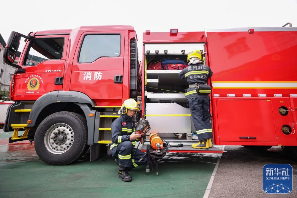 1月21日,贵州省黔东南苗族侗族自治州丹寨县消防救援大队队员在整理消防装备。新华社发(黄晓海摄)