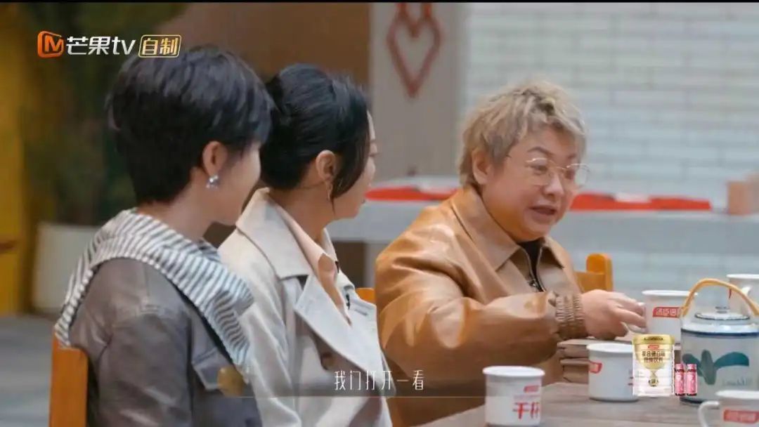 一句话都不说？以为她被孤立了…