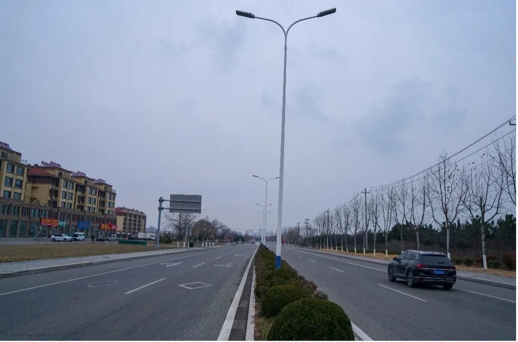 银滩的一条街道。摄影:林樾