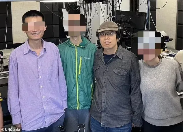 〓 左一为导师严资杰,右二为学生齐太磊