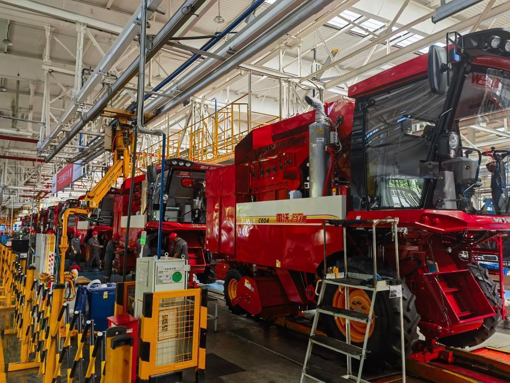 在潍柴雷沃智慧农业科技股份有限公司拖拉机总装二车间,生产线正满负荷运转。新华社记者王志 摄