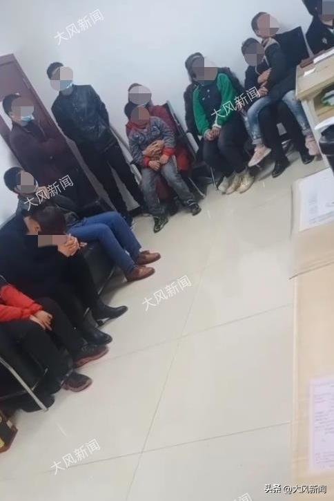 2021年4月10日,在朱先生要求下,当地警方通知5名当事学生家长带着孩子来到公安局一起询问