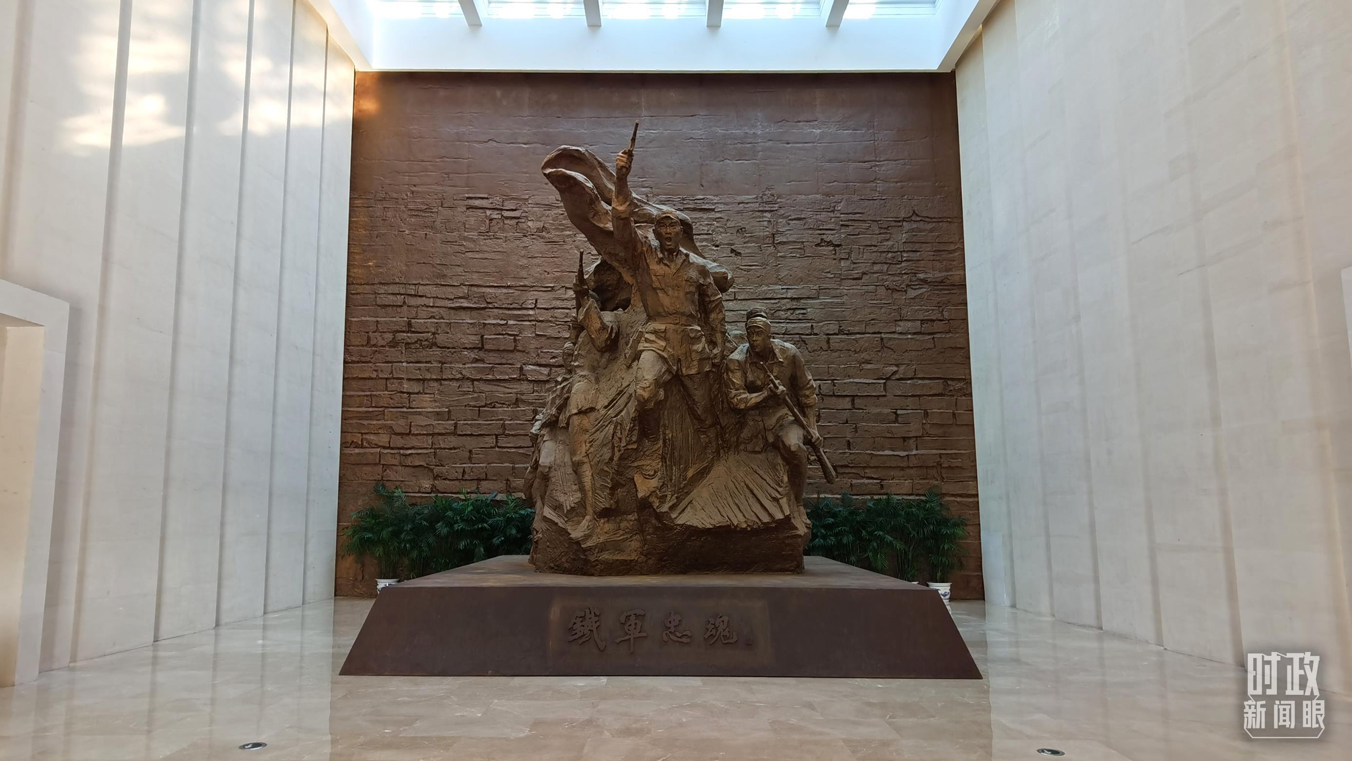 △新四军纪念馆内的雕塑。(总台央视记者郭鸿拍摄)