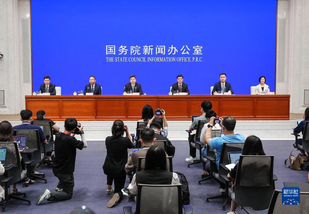 8月14日，国务院新闻办公室在北京举行国务院政策例行吹风会，请商务部部长助理陈春江、工业和信息化部规划司负责人姚珺、财政部经济建设司司长符金陵、商务部外国投资管理司司长朱冰、市场监管总局信用监督管理司负责人刘琳介绍持续深化改革开放、切实优化营商环境有关情况，并答记者问。新华社发（赵一帆摄）