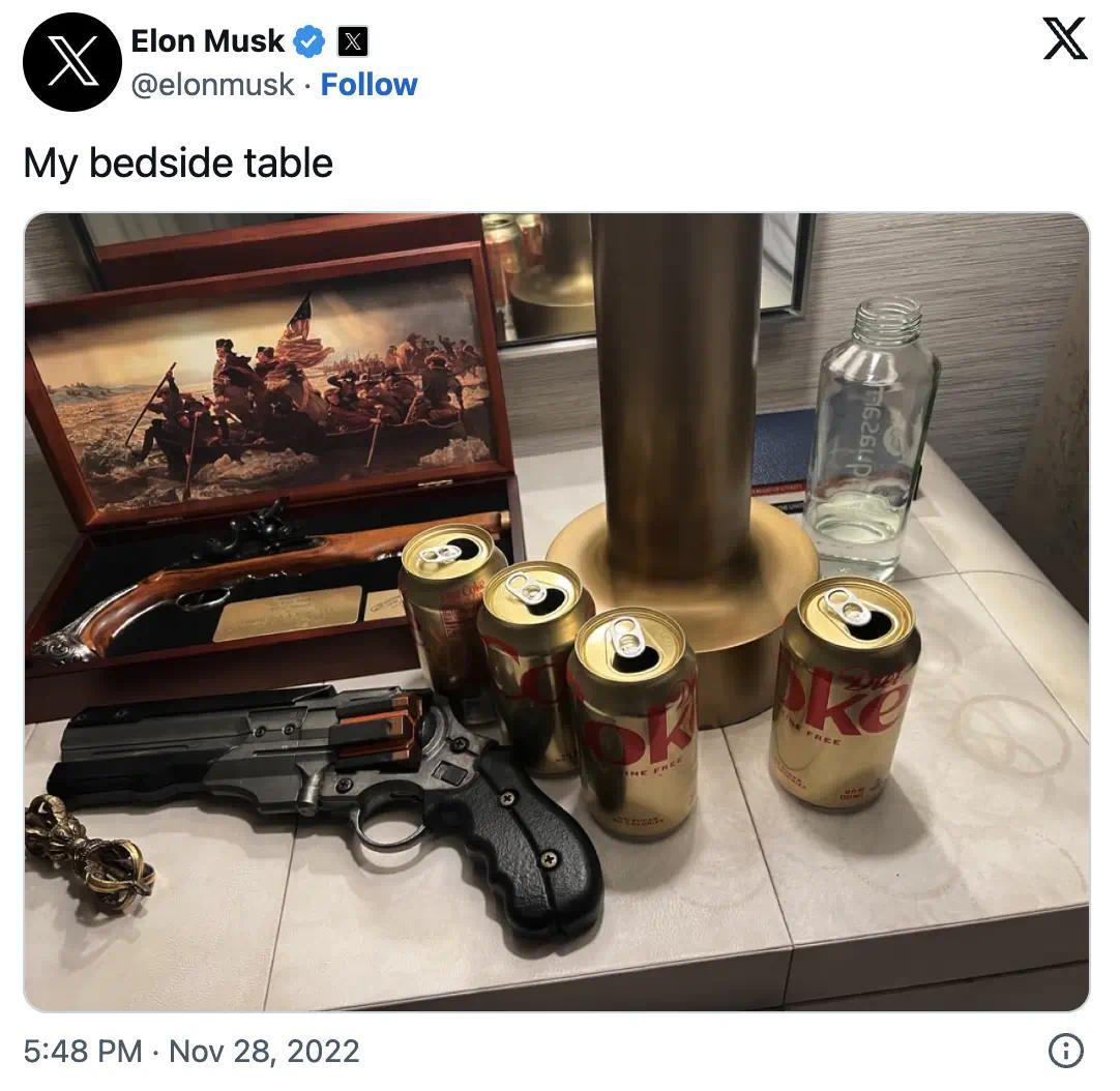 马斯克发布的床头柜照片