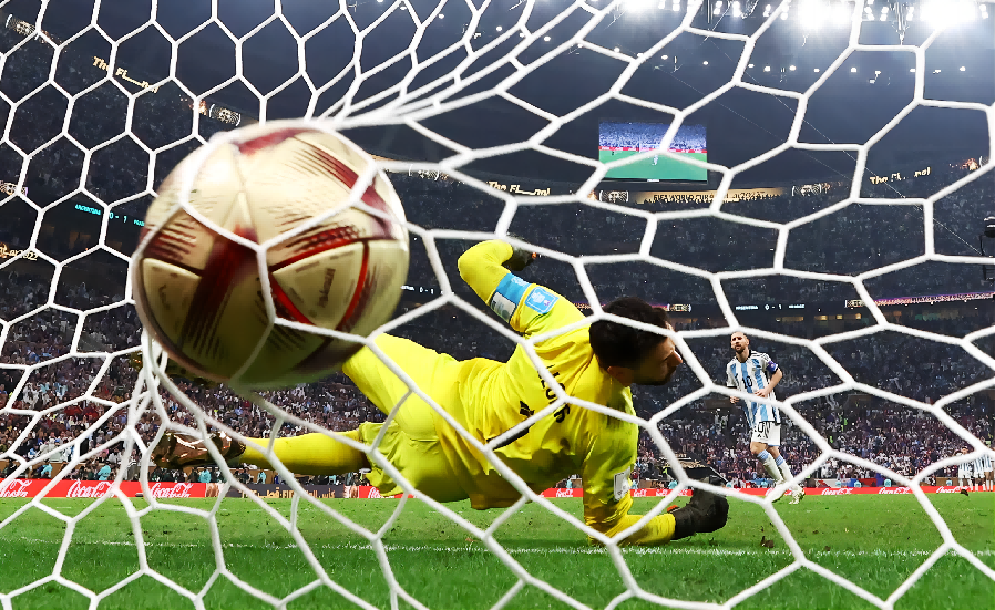 2022年12月，在卡塔尔举行的2022年世界杯决赛中，梅西在点球大战中击败了法国队的乌戈·洛里斯（图源：路透社）