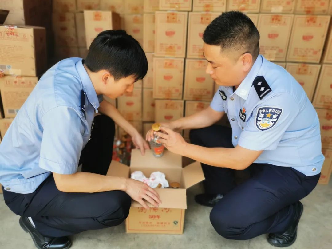△浏阳警方查获假酒现场