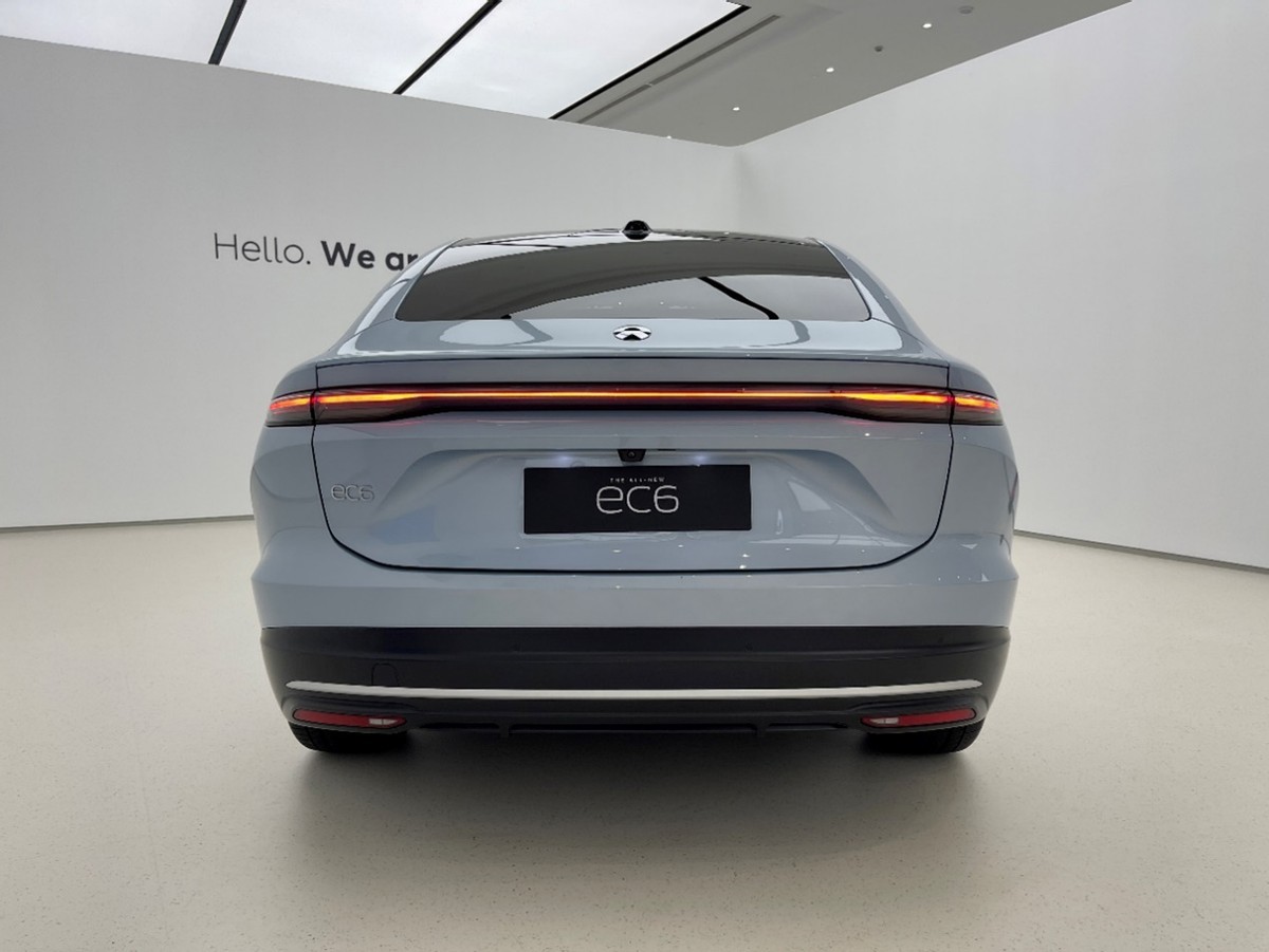 ES6+2万元=轿跑SUV画风+电动尾翼,加速还更快,蔚来EC6到店实拍