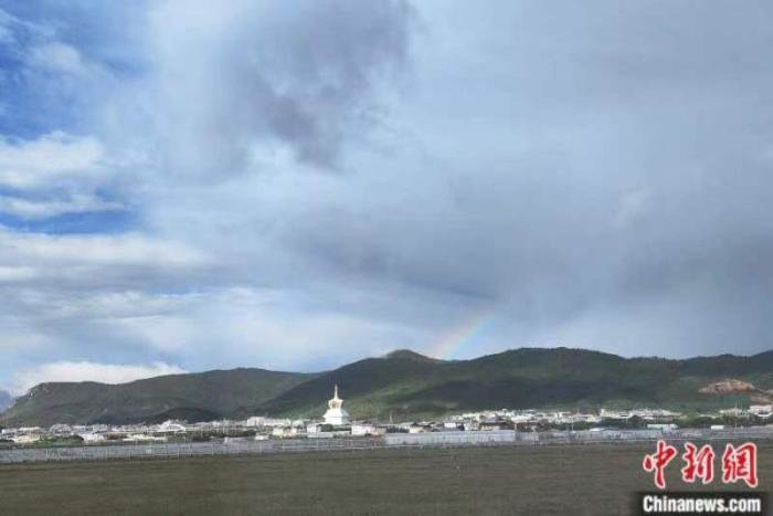 伊丽娜到达香格里拉时,天边浮现出一道彩虹。中新网 何显津 摄