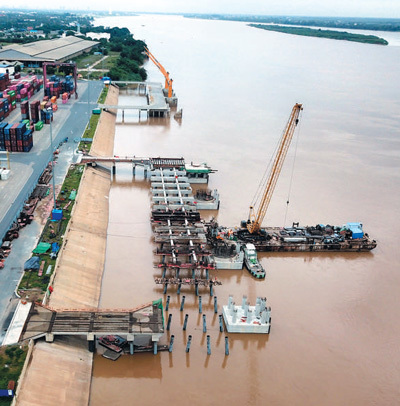 位于湄公河畔的金边港LM17集装箱码头距金边市区约21公里，由上海建工集团承建。目前，码头三期第二阶段工程正在建设中，预计2024年完工。刘 慧 田洪强摄影报道