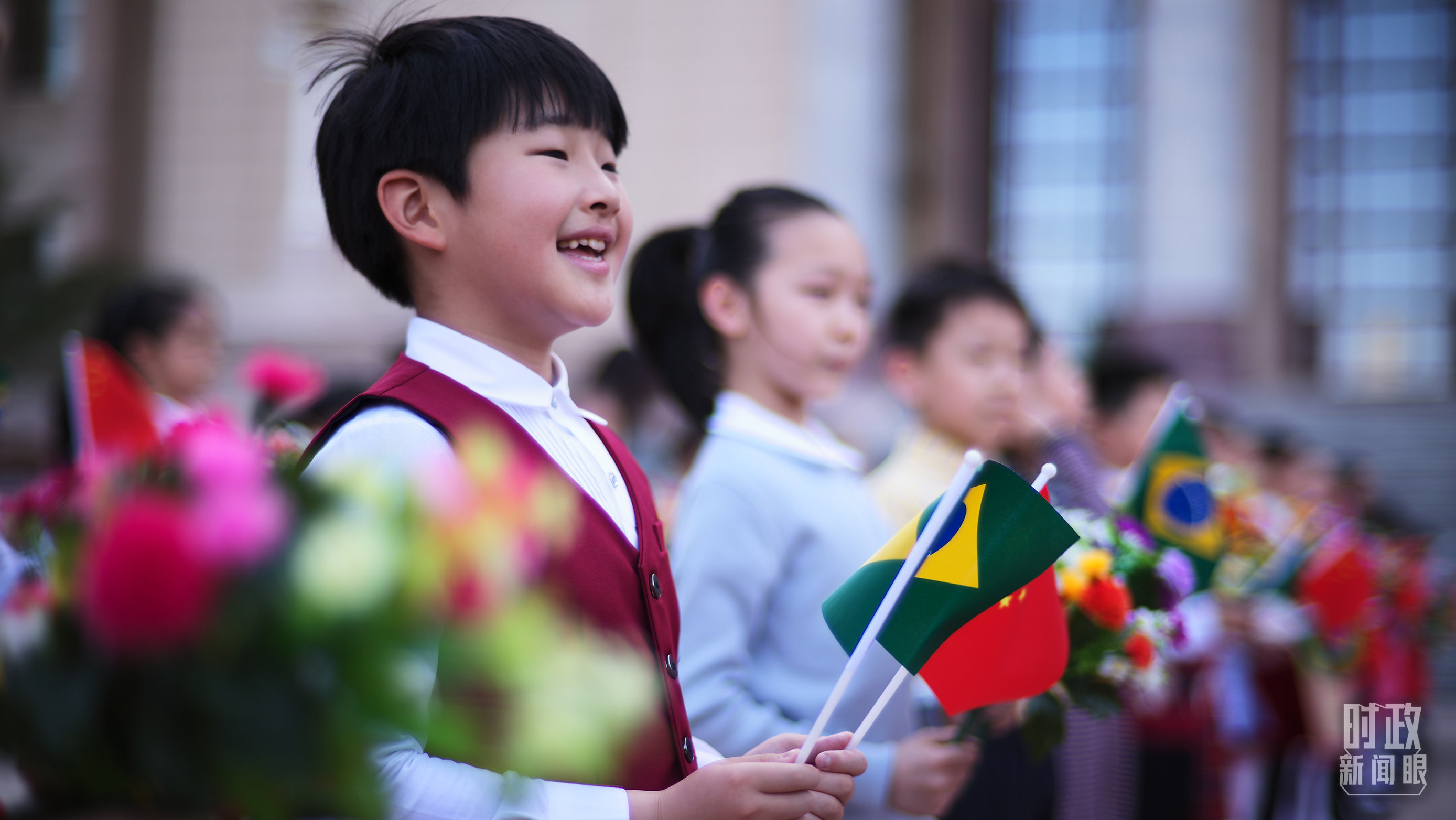 △欢迎仪式现场的少年儿童。（总台央视记者彭汉明拍摄）