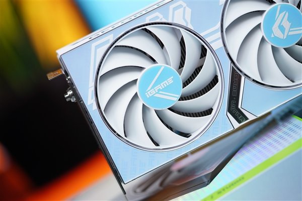 高颜值波普风!七彩虹RTX 4060 Ti Ultra W OC显卡图赏