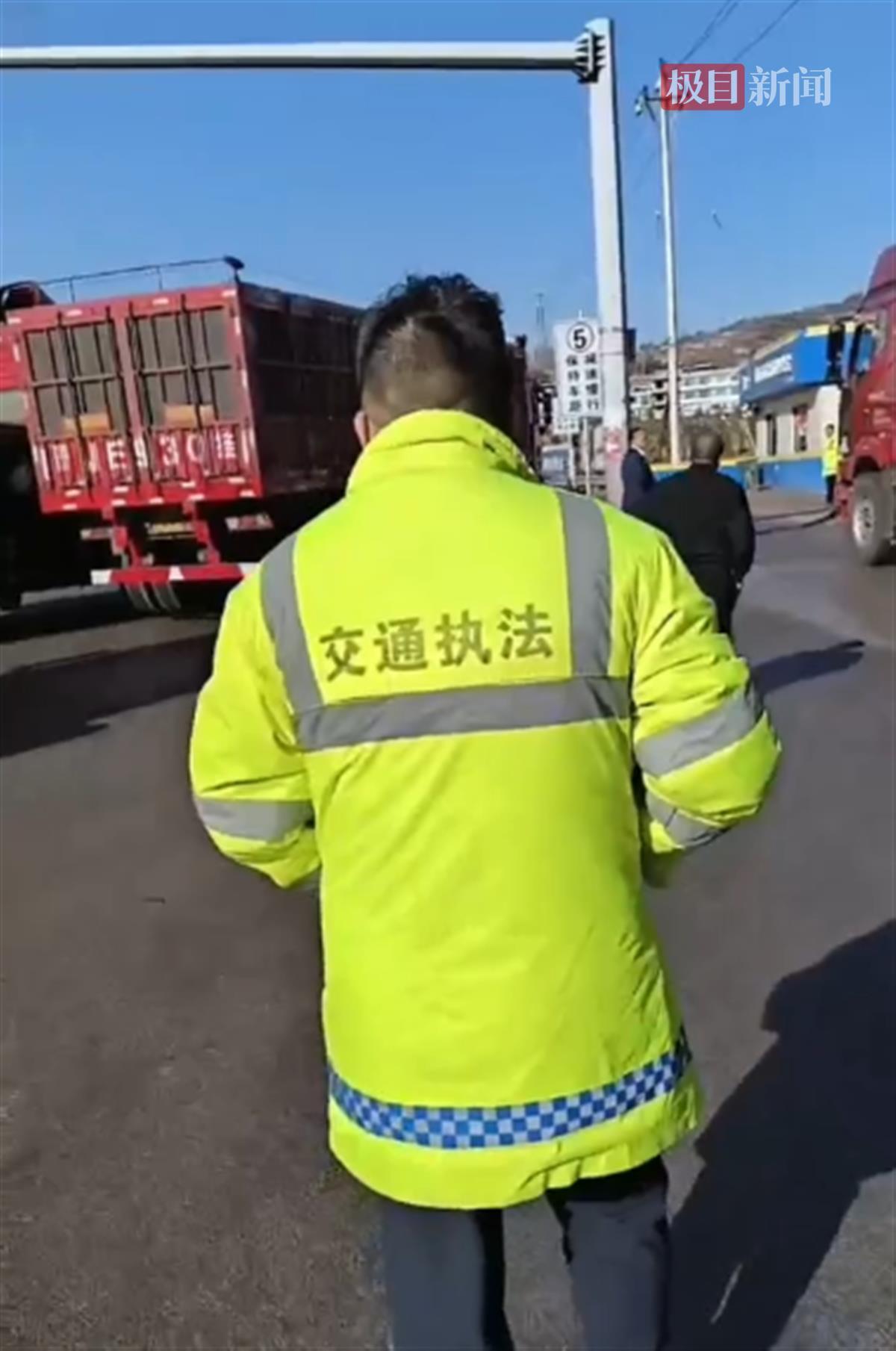 李师傅拍摄的涉事交通执法人员背影（图源受访者）