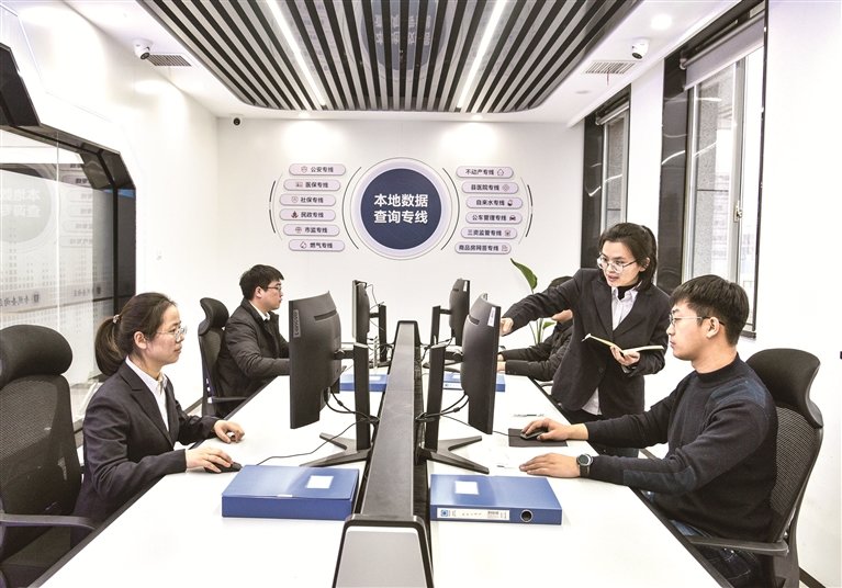 江苏省涟水县纪委监委搭建行受贿监督数据比对模型,动态采集“代理人”“第三人”相关信息,通过交叉比对、关联比对,精准研判捕捉问题线索,切实提升审查调查质效。图为近日,该县纪检监察干部在大数据查询研判中心对发现的异常信息进行讨论。邵国威 摄