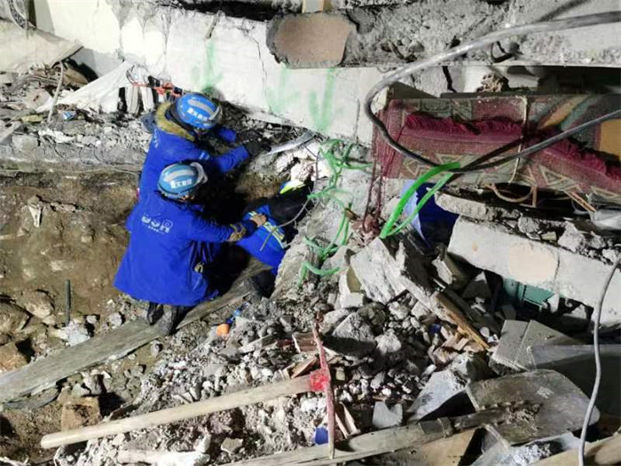 蓝天救援队在马拉蒂亚市开展救援。张昀路供图