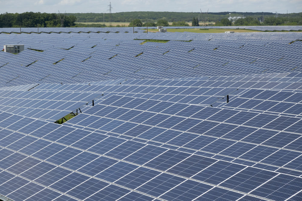 ↑这是在匈牙利考波什堡拍摄的100兆瓦光伏电站（2021年5月27日摄）。考波什堡光伏电站是中匈两国在清洁能源领域的重点合作项目，该项目对改善匈牙利能源结构、促进清洁能源发展具有重要意义。