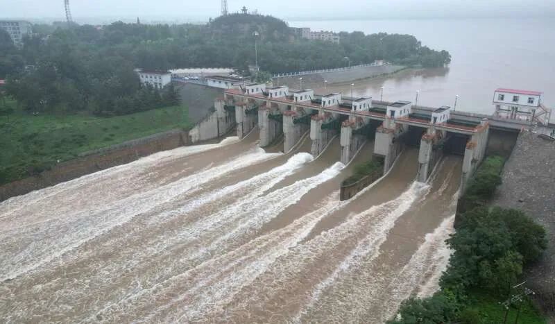 7月31日，位于石家庄市鹿泉区的黄壁庄水库加大泄洪流量（无人机照片）。新华社发（白云飞摄）