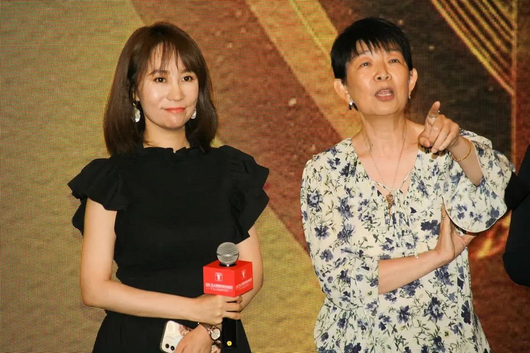 导演董雪莹(左) 制片人陈玲珍(右)