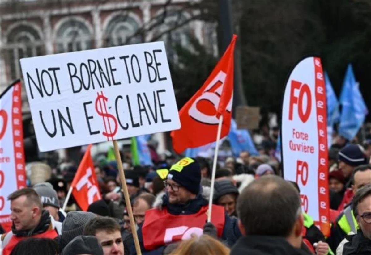 法国民众南特集会抗议养老金改革