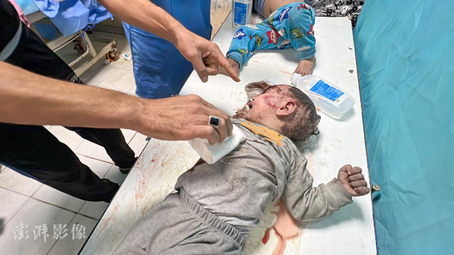视频截图：当地时间11月13日，加沙城，当地遭以色列袭击后，受伤的儿童在医院接受治疗。图自澎湃影像